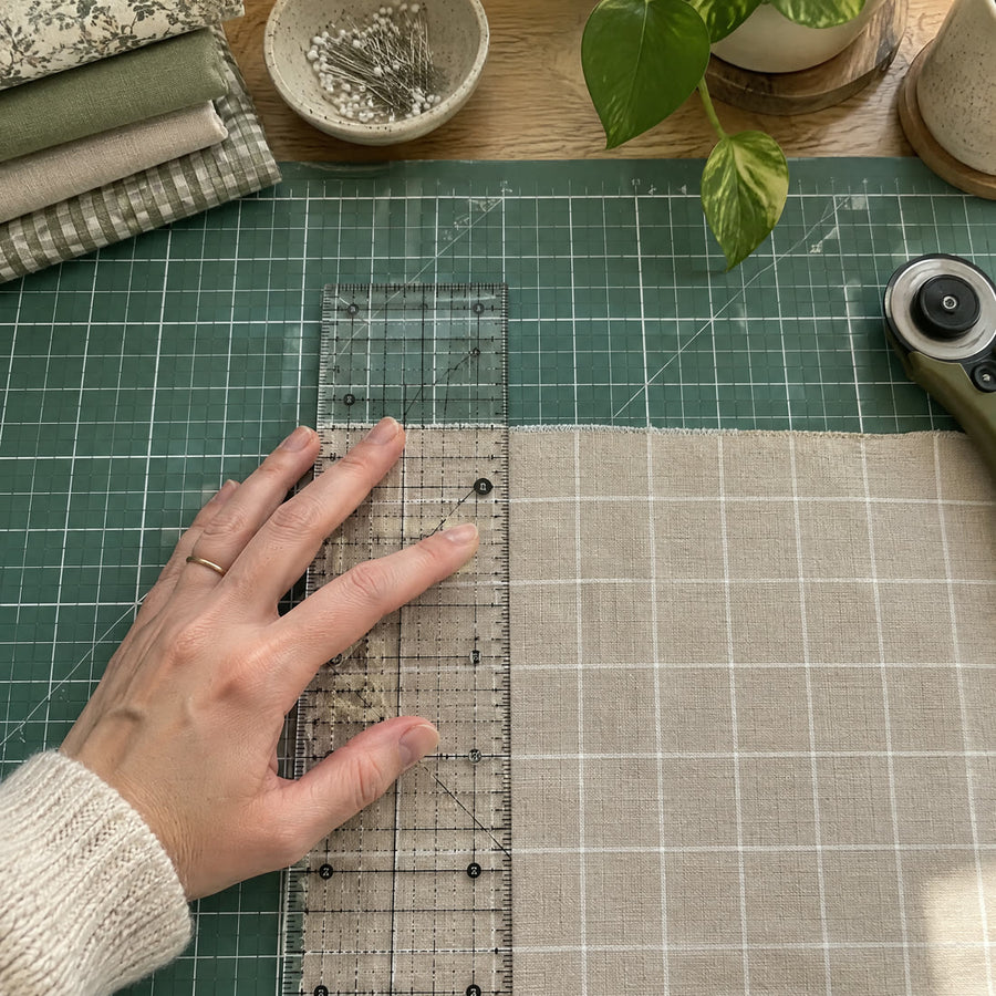 Projected grid matched to a cutting mat